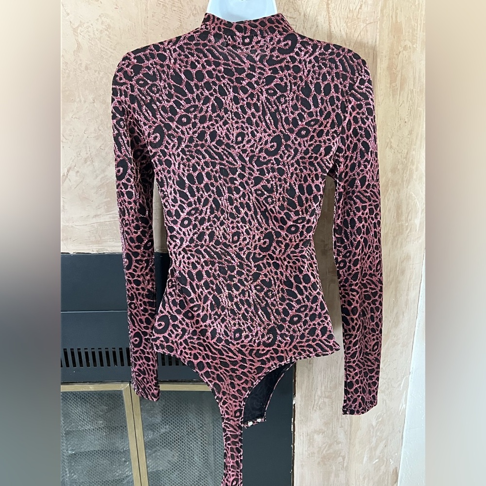 NWOT Liz & Sara Velvet Long Sleeve Bodysuit – Pink & Black Animal Print (M) - Picture 3 of 6